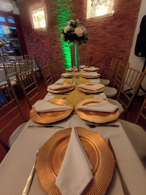 Mesa de banquete para boda con platos dorados en Casa Munai Bogotá