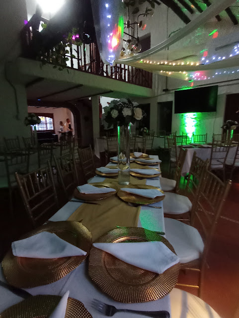 Montaje de matrimonio con mesa imperial y flores en Bogotá