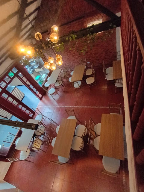 Vista panorámica del salón de eventos desde el mezzanine